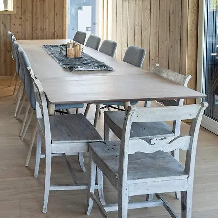 10 Person In Inderoy-by Traum