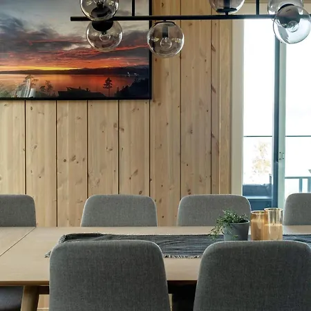 10 Person In Inderoy-by Traum * Kjerkenesvag