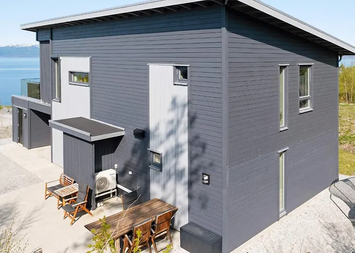 10 Person In Inderoy-by Traum Kjerkenesvag